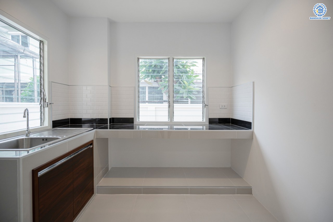 บ้านมือสองตกแต่งใหม่ โครงการ มณีรินทร์พาร์ค รัตนาธิเบศร์-ท่าอิฐ หลังมุม แบรนด์ Property Perfect เนื้อที่ 74.10 ตร.ว. ฟังก์ชัน 3 ห้องนอน 3 ห้องน้ำ 1 ห้องอเนกประสงค์ จอดรถได้ 2 คัน บนทำเลศักยภาพ เชื่อมต่อทั้ง ถนนรัตนาธิเบศร์ และถนนราชพฤกษ์ ใจกลาง 2 เซ็นทรัลฯ ใกล้ทางด่วน "งามวงศ์วาน" และรถไฟฟ้า "สถานีบางรักน้อยท่าอิฐ"